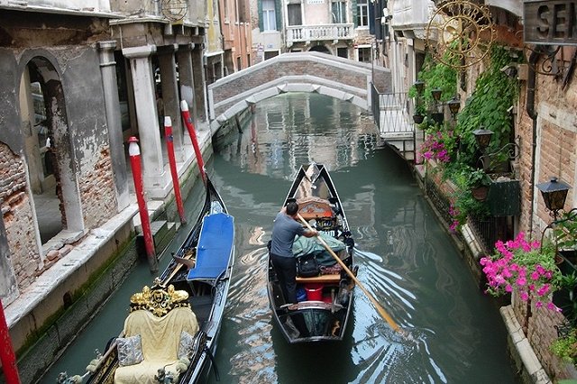 Российские туристы стали меньше тратить за рубежом