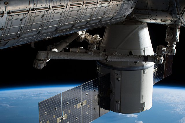 Космический грузовик Dragon вернулся на Землю