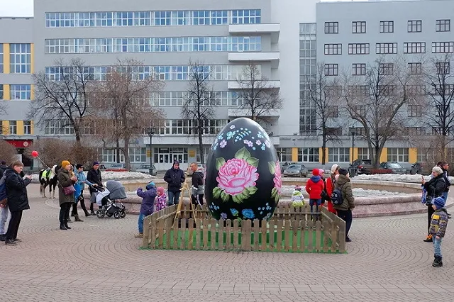 На площади Труда устанавливают гигантский кулич и гнездо с пасхальными яйцами