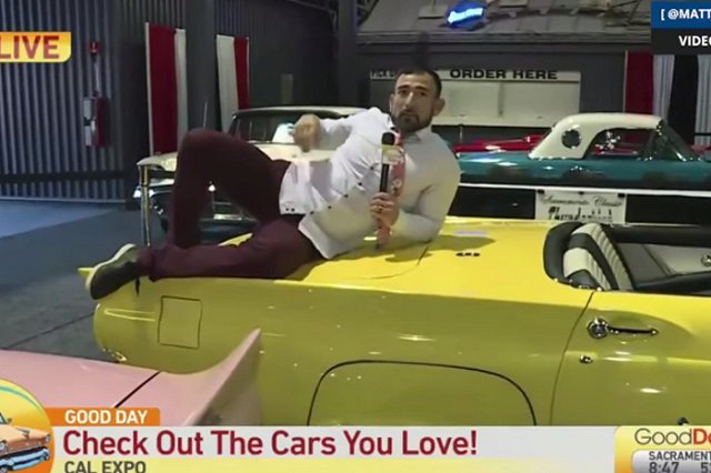 В США репортера уволили за прыжок на машину во время репортажа с автосалона