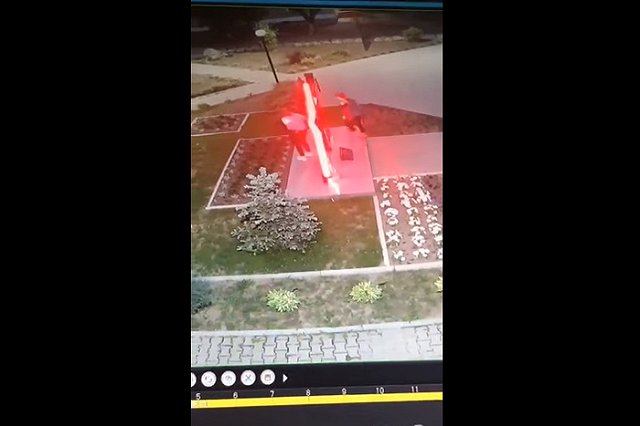 В Приморье школьницы осквернили памятника герою России, летчику Олегу Пешкову