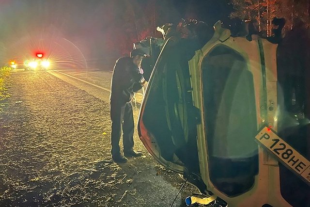 Водитель уснул за рулём: на свердловской трассе легковушка влетела в грузовик