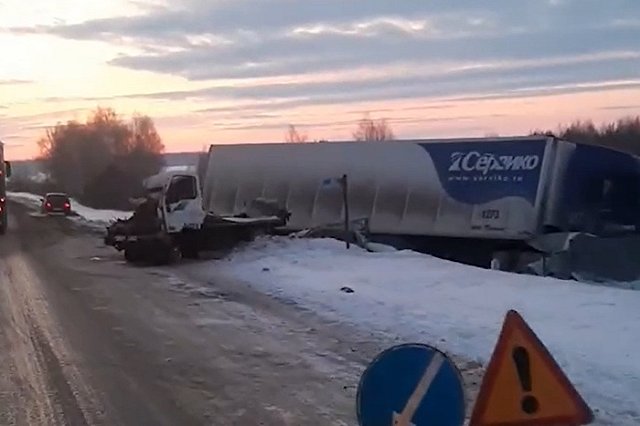 На свердловской трассе столкнулись сразу три грузовика