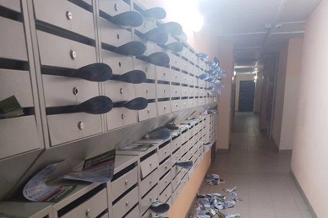 Под Екатеринбургом неизвестные завалили подъезд листовками с призывом на военную службу
