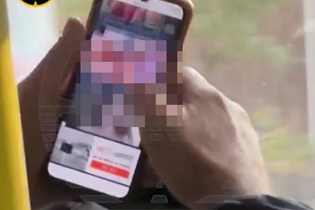 Водителя автобуса поймали за просмотром порно за рулём