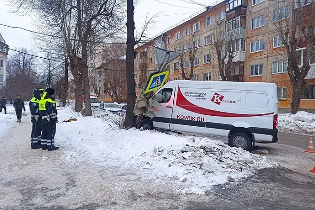 «Открыл окно автомобиля и начал кричать». На Уралмаше во время движения умер водитель