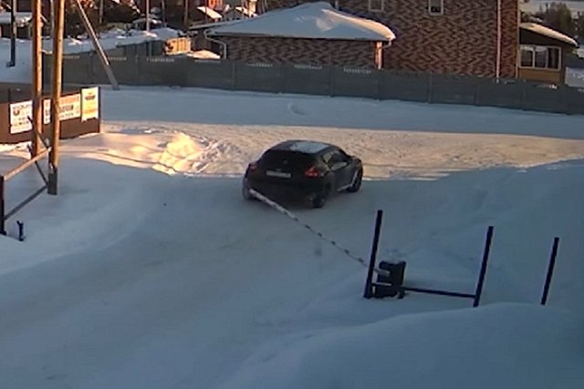 Везла животное: екатеринбурженка объяснила, зачем дерзко снесла шлагбаум и уехала