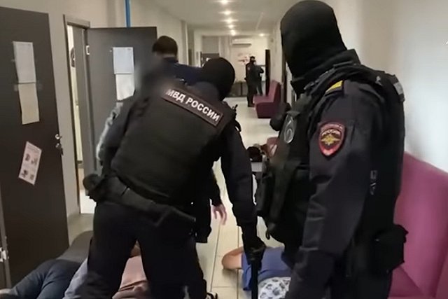 Работающих не по профилю мигрантов могут начать высылать из России