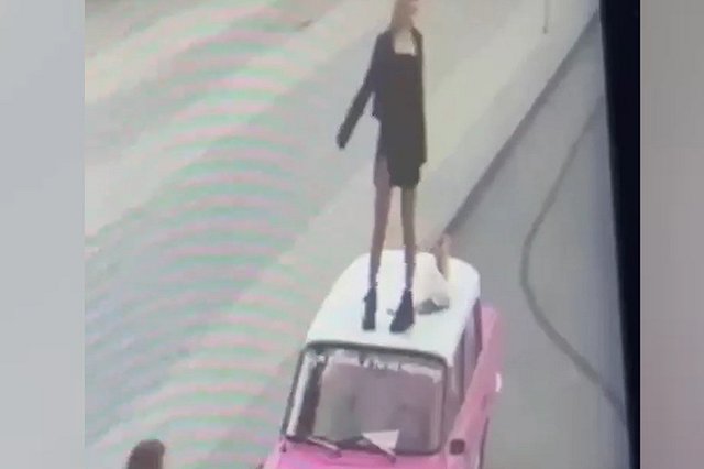 В центре Екатеринбурга разгромили розовый «Иж»