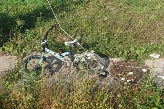 В свердловском посёлке маленький ребёнок погиб от удара током, катаясь на велосипеде