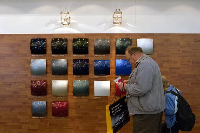 Строители «Зенит-Арены» забрызгали краской сотню автомобилей