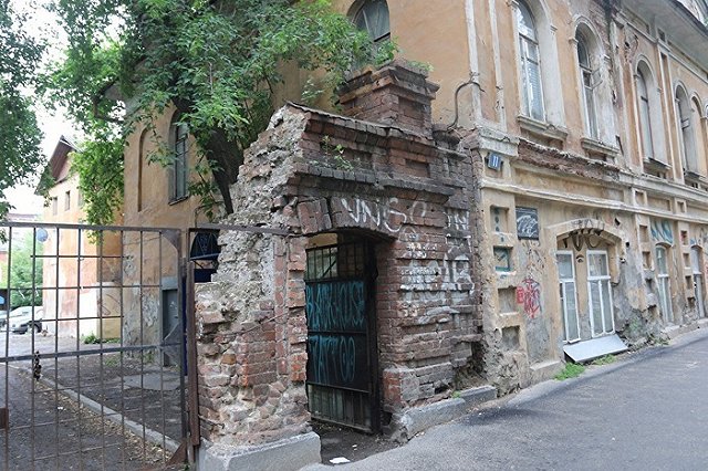 В Екатеринбурге жители требуют отремонтировать их дом-памятник