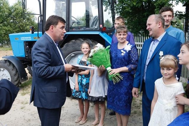 Подаренный президентом трактор передали многодетной семье Хворовых из Тавды