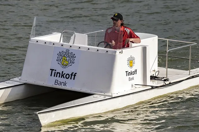 Видеоблогер удалил ролики про Тинькова после того, как ему выломали дверь