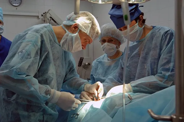 Любительницы пластической хирургии застряли в аэропорту из-за неузнаваемых лиц