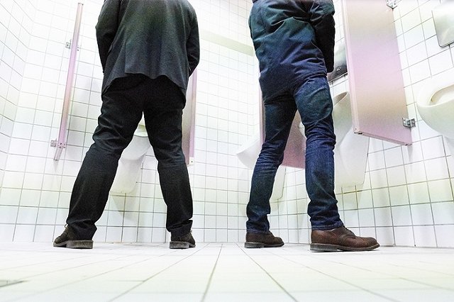 Вуайерист из туалета снимал видео «для продажи порносайтам за криптовалюту»