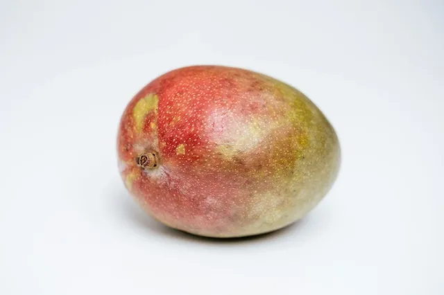 Пассажирка пожаловалась на кражу сыра и манго из чемодана в Кольцово