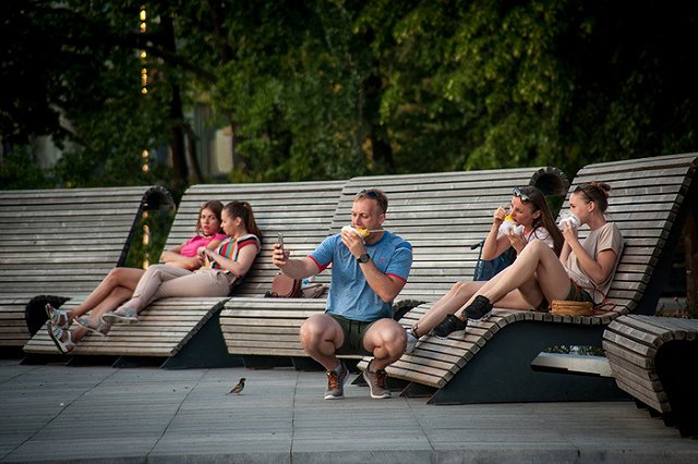 Два десятка москвичей купили еду в вендинговых автоматах и попали в больницу