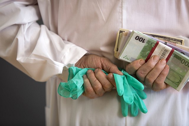 Хирурга из Каменска-Уральского осудили за взятку в 200 тысяч рублей