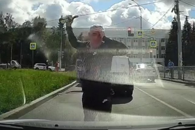 На Шаумяна мужчина разбил лобовое стекло автомобиля бутылкой вина