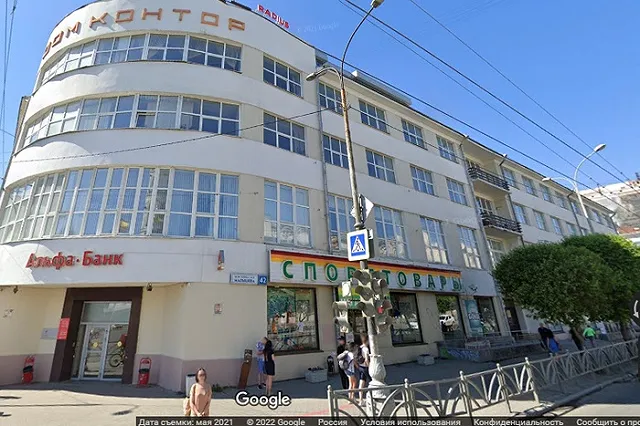 Суд обязал арендаторов «Дома контор» на Малышева снять с него вывески