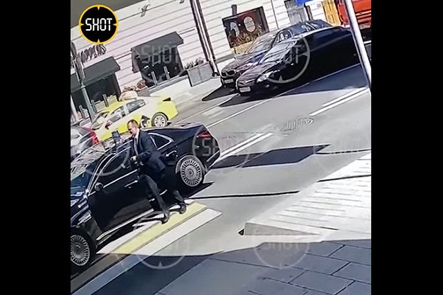 Автомобиль политика Сергея Миронова сбил курьера