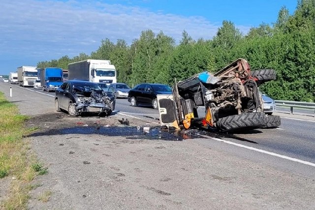 На Тюменском тракте женщина на огромной скорости влетела в трактор