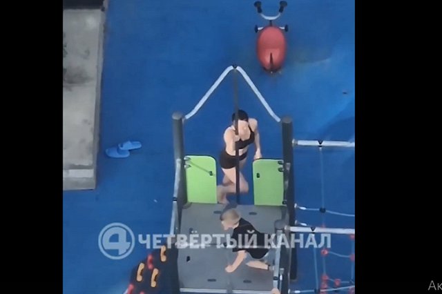 На Уралмаше девушка прямо во дворе танцует на шесте, используя оборудование детской площадки