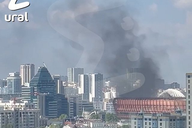 Эвакуировали 200 человек: в центре Екатеринбурга загорелась ледовая арена УГМК