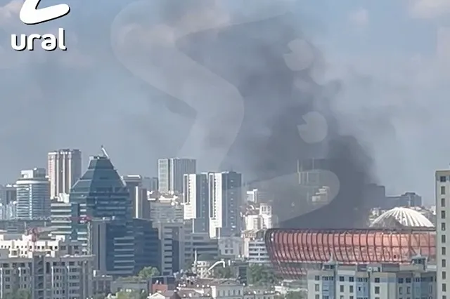 Эвакуировали 200 человек: в центре Екатеринбурга загорелась ледовая арена УГМК