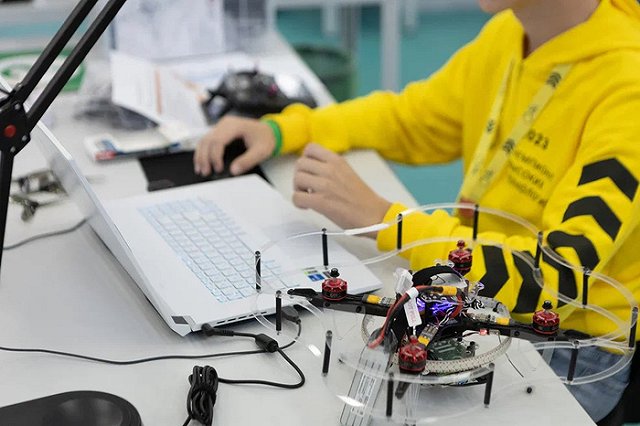 Кружки по конструированию и управлению беспилотниками появятся в уральских школах в этом году