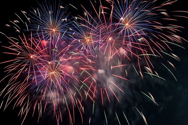 В Екатеринбурге сносят незаконные ларьки с фейерверками