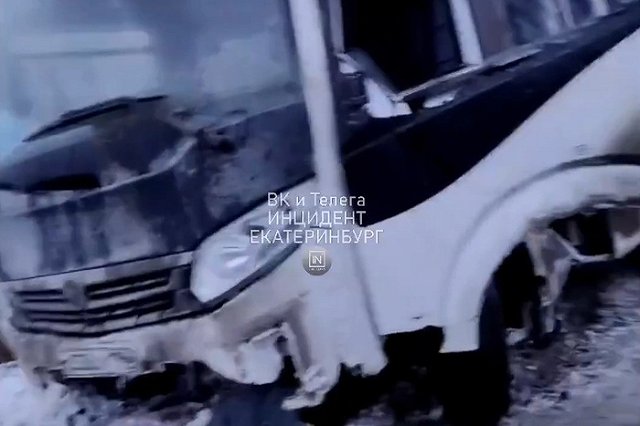 В Екатеринбурге автобус с рабочими повис на дорожном ограждении