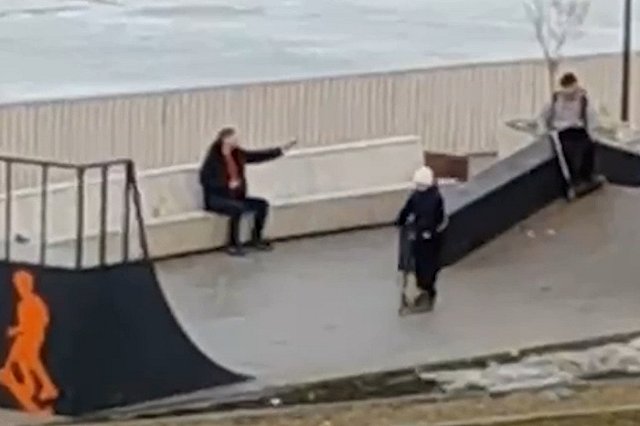 Пьяный екатеринбуржец вышел на набережную с пистолетом, напугав детей