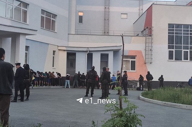 Силовики провели рейд на территорию школы в Академическом