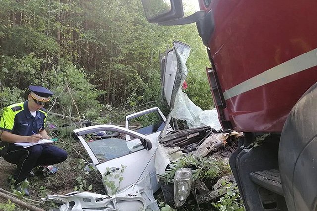 Женщина в «Ладе Калина» погибла под Серовом в столкновении с грузовиком MAN