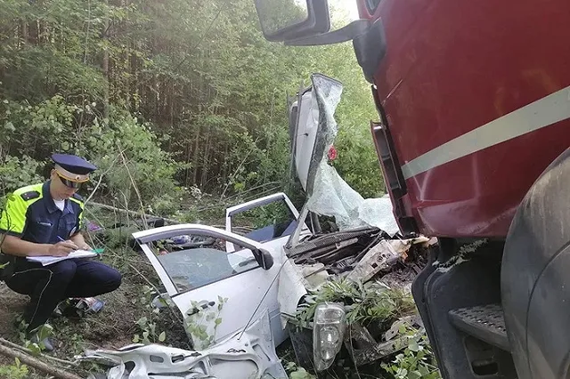 Женщина в «Ладе Калина» погибла под Серовом в столкновении с грузовиком MAN