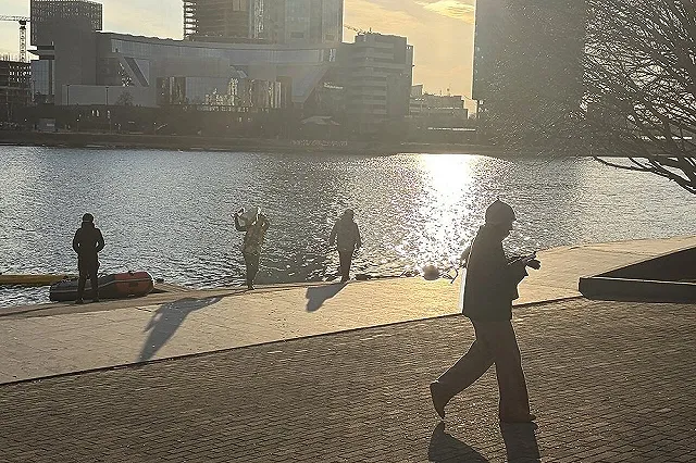 Прохожие сломали забор на закрытой для прохода набережной реки Ольховка