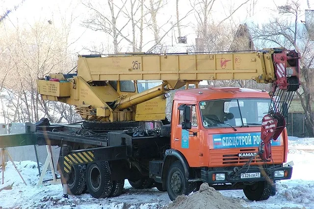 В Екатеринбурге на сотрудника предприятия упал автокран