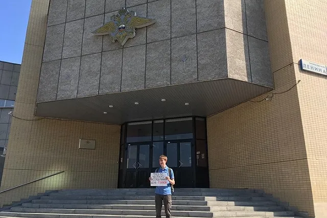 Журналисты выходят к зданию ГУ МВД с пикетами в поддержку Ивана Голунова