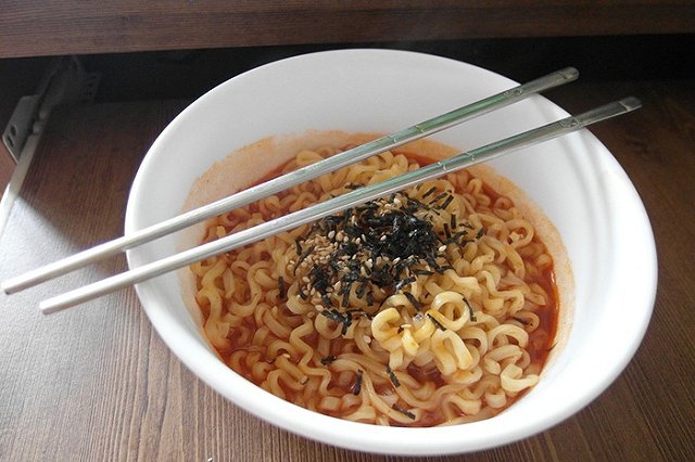 В Екатеринбурге подростки пытались ограбить магазин и похитили 9 пачек&quot;Роллтона&quot;