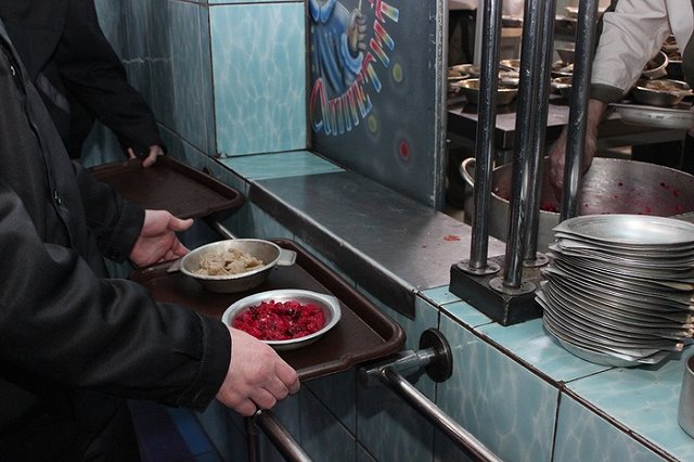 В свердловском ГУФСИН показали, как осужденные пельмени лепили