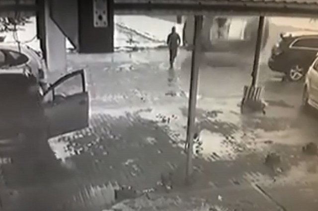 Жизнь спасла пробежка: мужчина едва не погиб из-за летевшего в него автомобиля — видео