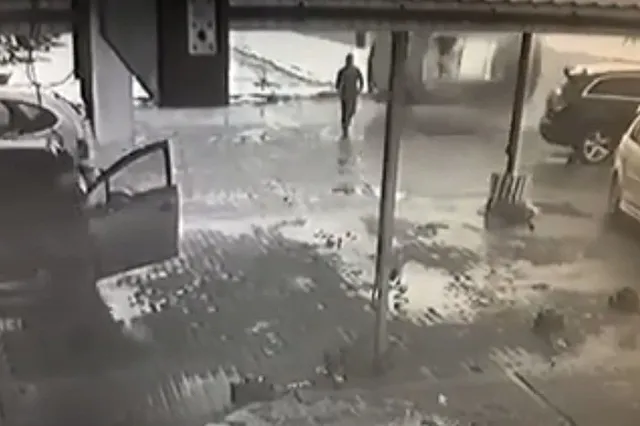 Жизнь спасла пробежка: мужчина едва не погиб из-за летевшего в него автомобиля — видео