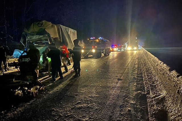 Два человека погибли при столкновении двух грузовиков рано утром на Тюменском тракте