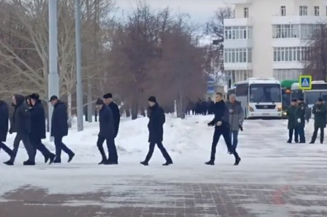 Что случилось? В центр Екатеринбурга съехались машины силовиков с мигалками