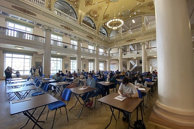 Сотни детей и взрослых атаковали ВУЗ Екатеринбурга