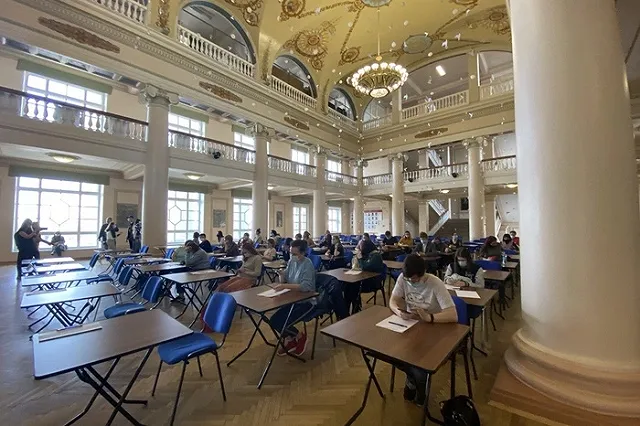 Сотни детей и взрослых атаковали ВУЗ Екатеринбурга