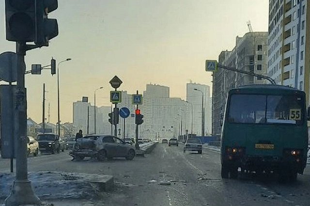 На Широкой Речке пассажирский автобус врезался в легковушку