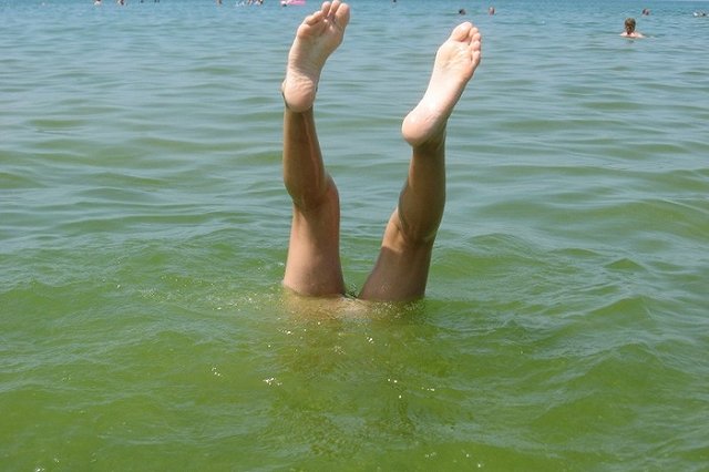 Спасатели выловили надувной круг с торчащими из него ногами в реке Миасс